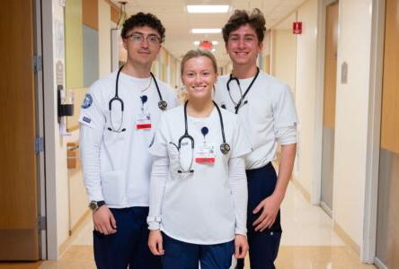 365足彩外围护理系的学生在医院里摆姿势拍照